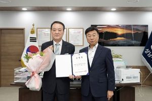 신상진 성남시장, 임종순 성남시정연구원 초대 원장 임명장 수여