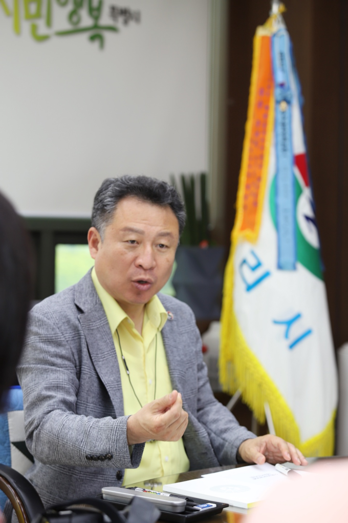 취임 1주년을 맞이하여 소회와 향후 계획을 설명중인 안승남 구리시장
