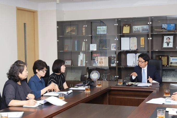 경기경제신문, 비전21뉴스, 플러스인 뉴스, 경기남부인터넷신문와 인터뷰중인 최종환 파주시장