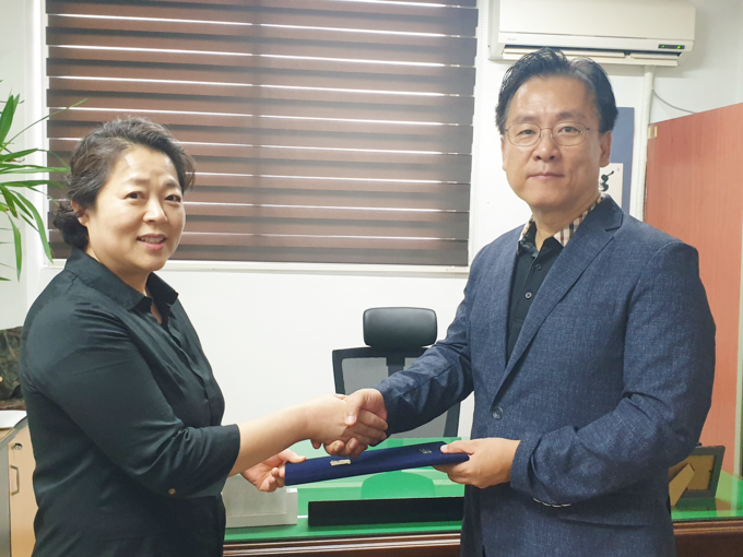 (좌)(사단법인 경기인터넷언론인협회 이연자 이사장 (우)박종명 협회장