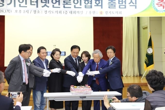 이연자이사장과 박종명 협회장이 참석 내빈과 함께 축하떡 절단식