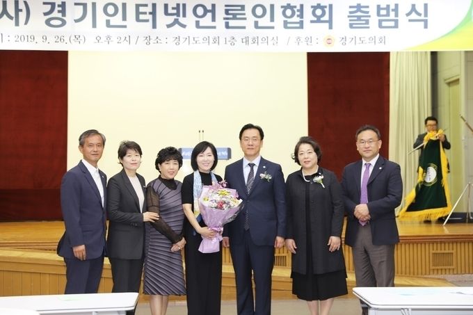 (사)경인협 이사진들이 기념촬영을 하고 있다. 좌로부터 권훈겸이사, 이차연이사, 송신혜감사, 정서영이사, 박종명협회장,이연자 이사장, 차상곤이사