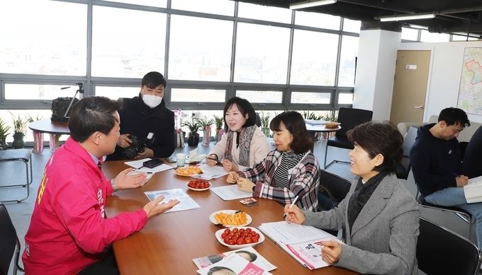 김용남 후보가 18일 (사)경기인터넷언론인협회 소속 기자들과 인터뷰를 진행하고 있다