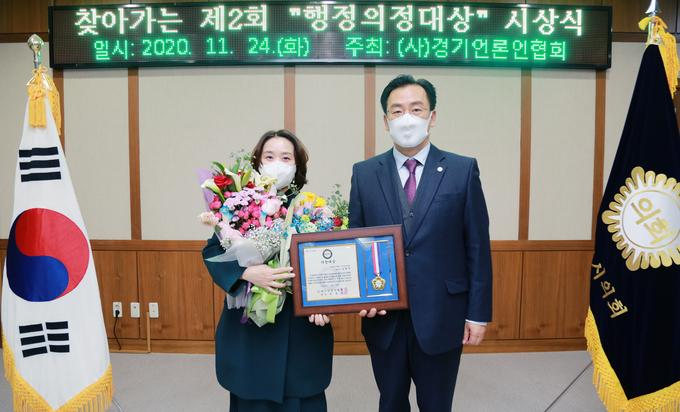 좌/김현주 의정부시의회 도시건설위원장, 우/경기언론인협회 박종명 회장 좌/김현주 의정부시의회 도시건설위원장, 우/경기언론인협회 박종명 회장