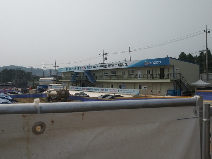도로부지완충녹지내 대형조립식 관리감독사무실전경