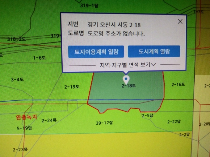 도로 완충녹지와 인도 무시 왕복6차선에 공사 덤프트럭진입으로 인해 주행진로 일반차량과 사고우려됌