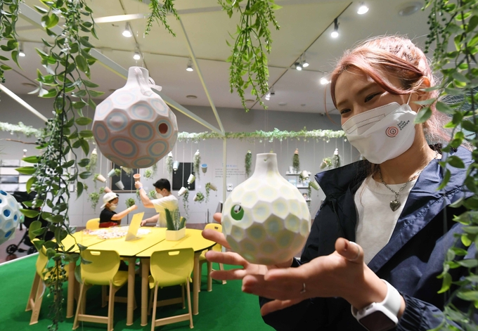2021경기세계도자비엔날레가 열리는 여주 경기생활도자미술관에서 가족 관람객이 세라믹하우스에 전시된 도자공예 작품을 감상하고 있다.