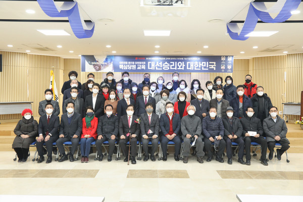 7일 국민의힘 용인을 이원섭(중앙) 위원장이 주제한 '대선 승리와 대한민국' 핵심당원교육 후 기념찰영을 하고 있다.(사진=국민의힘 용인을 지구당)