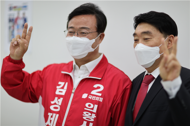 김성제 후보가 의왕시장 국민의힘 경선에 함께 했던 김태춘 후보와 승리를 다짐하고 있다.