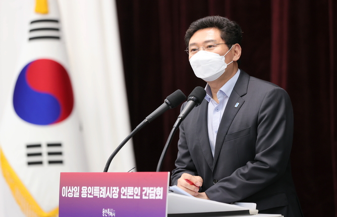 이상일 용인특례시장이 11일 취임 후 첫 기자간담회를 갖고 글로벌 반도체 중심도시로 도약하기 위한 전략을 설명하고 있다