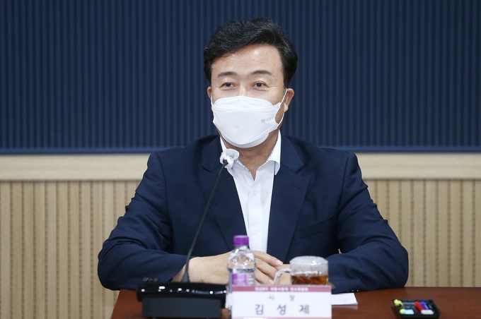 15일 김성제 의왕시장이 인수위원회의 노고에 감사의 말을 전하고 있다.