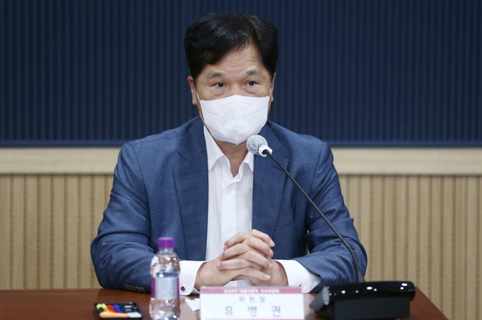 15일 유병권 인수위원장은 김성제 의왕시장의 7대 핵심공약을 중심으로 최종 보고서를 전달하면서 인사말을 하고 있다.