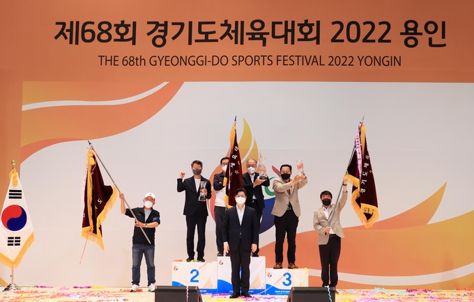 오병권 경기도 행정1부지사가 종합우승을 차지한 수원시, 화성시, 성남시 관계자들과 기념촬영