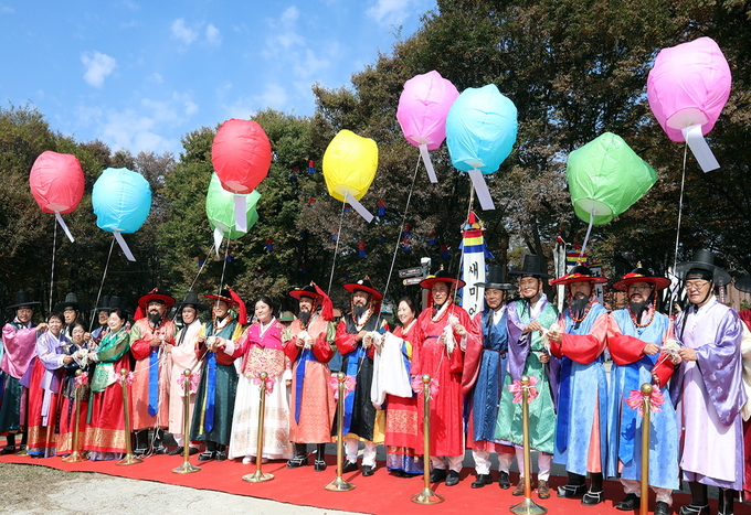 여주시 신륵사 일원에서 열린 2022여주오곡나루축제에서 보부상복장의 축제스텝이 축제 방문객들을 대상으로 가위바위보 길거리 이벤트를 진행하고 있다.