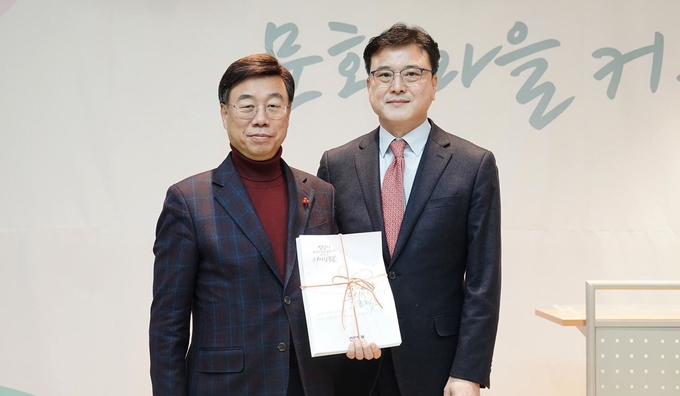 신상진 성남시장이 지난 16일 판교종합사회복지관에서 열린 ‘사람을 살리는 나무들을 위한 송년 행사’에서 ‘디지털 돌봄’을 프로젝트를 준비한 가천대학교(총장 이길여) 김영주 교수팀에게 감사패 전달 후 '디지털돌봄 프로젝트 원고를 전달 받았다.(사진=위클리오늘)
