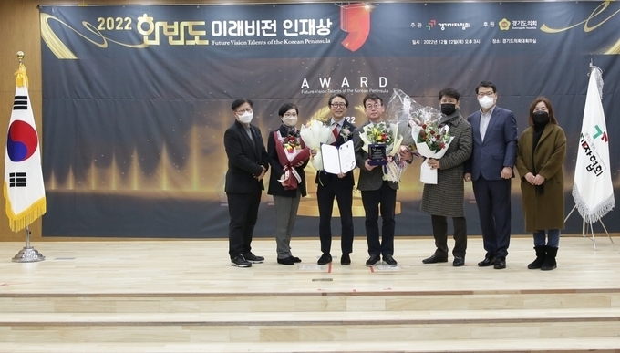 ▲ 오세철 수원특례시 의원이 축하객들과 기념 촬영을 하고있다.(왼쪽에서 4번째 오세철 의원)
