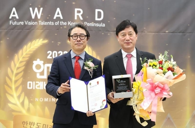  (좌)류봉정 경기기자협회 회장,(우) 경기도의회 김영기 도의원(사진= 경기기자협회)