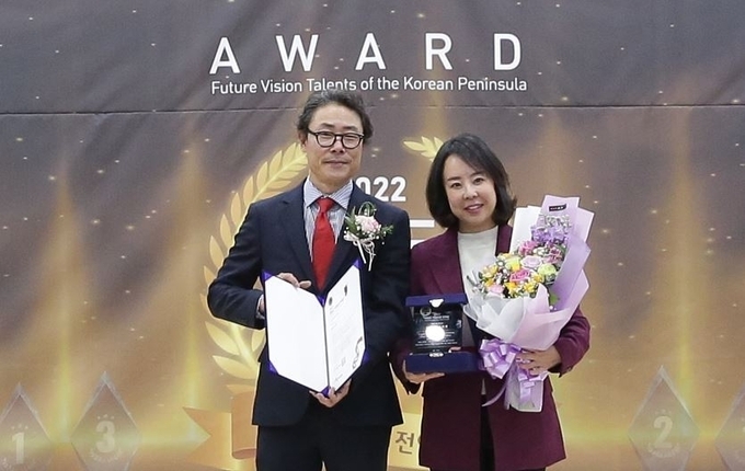  (좌)류봉정 경기기자협회 회장 (우) 하남시의회 오지연 의원 (사진= 경기기자협회 )