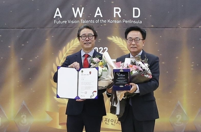 (좌)류봉정 경기기자협회 회장 (우) 용인특례시의회 김영식 의원 ( 사진=경기기자협회)