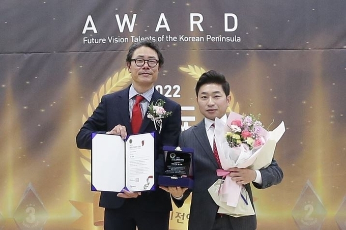 좌)류봉정 경기기자협회 회장 (우) 화성시의회 김종복 의원 ( 사진=경기기자협회)