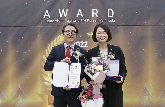  (좌)류봉정 경기기자협회 회장 (우) 안양시의회 장명희 의원 ( 사진=경기기자협회)