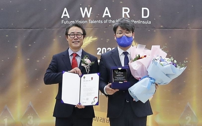  (좌)류봉정 경기기자협회 회장 (우 ) 부천시의회 박성호 의원 ( 사진=경기기자협회)