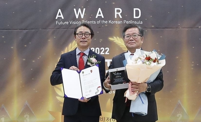  (좌)류봉정 경기기자협회 회장 (우) 경기도의회 허원 건설교통부위원장 (사진=경기기자협회)