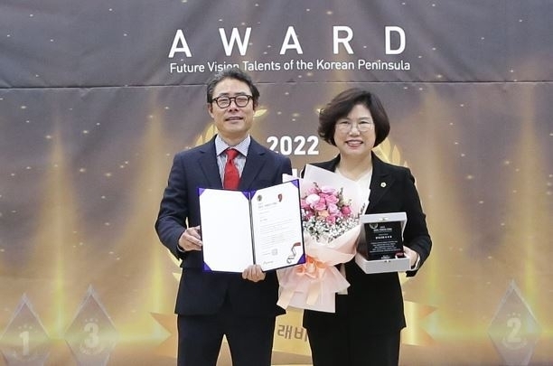 (좌)류봉정 경기기자협회 회장 (우) 경기도의회 여성가족평생교육위 이애형 의원 (사진=경기기자협회)