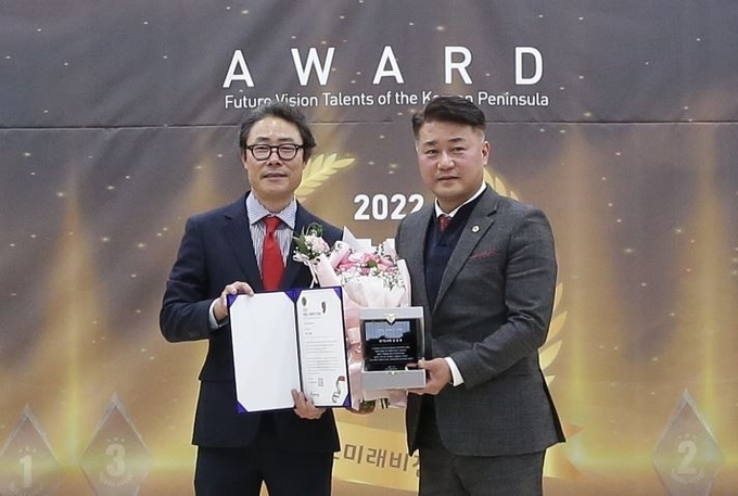 (좌)류봉정 경기기자협회 회장 (우) 경기도의회 문화체육관광위원회 김정호 의원 ) (사진=경기기자협회)