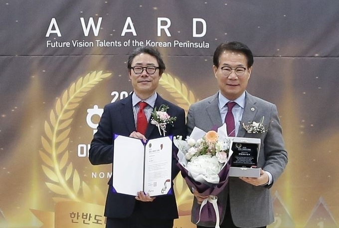  (좌) 류봉정 경기기자협회 회장 (우) 경기도의회 교육기획위원회 유영두 의원 (사진=경기기자협회)
