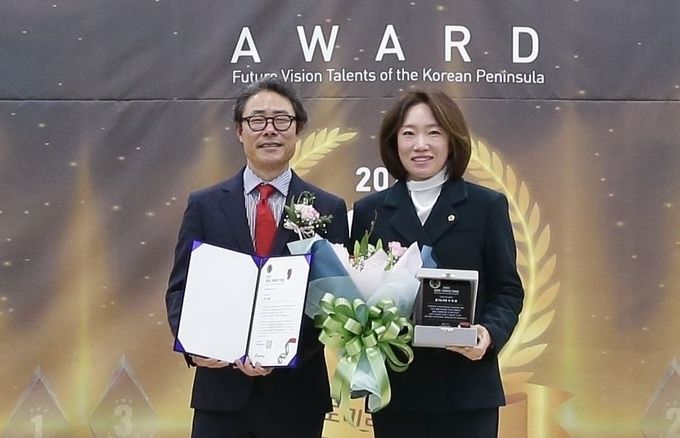  (좌)류봉정 경기기자협회 회장 (우) 경기도의회 보건복지위원회 이혜원의원 (사진=경기기자협회)
