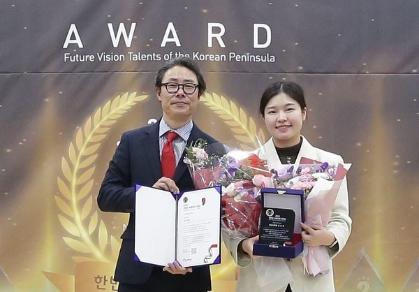 ▲성남시 행정교육위원회위원 김보미 성남시의원(국민의힘 비례)(우)이 22일 경기도의회 대회의실(광교청사 지하1층)에서 경기기자협회(회장 류봉정)(좌)가 개최한 ‘2022 한반도 미래비전 인재상’ 시상식에서 기초의원 부문 의정대상을 수상했다.(사진=경기기자협회)