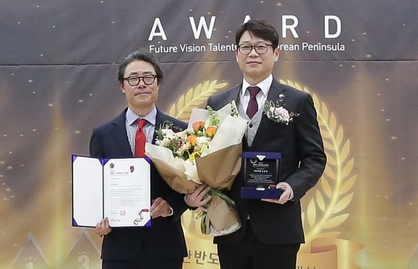 구리시의회 김용현 의원(국민의힘, 갈매·동구·인찬·교문1동)(우)이 22일 경기도의회 대회의실(광교청사 지하1층)에서 경기기자협회(회장 류봉정)(좌)가 개최한 ‘2022 한반도 미래비전 인재상 시상식’에서 기초의원부문 의정대상을 수상했다.(사진=경기기자협회)