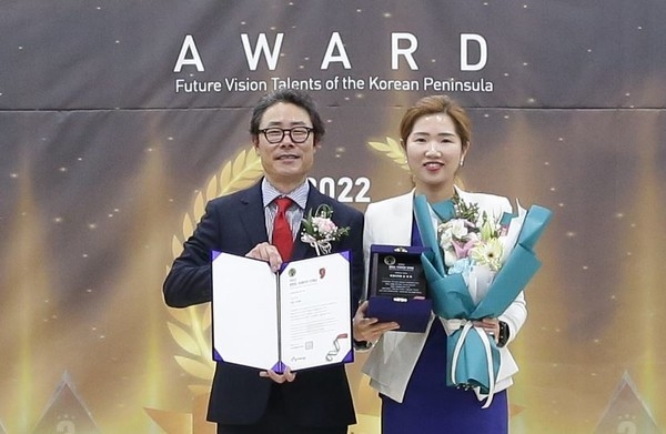 포천시의회 손세화 의원(더불어민주당, 소흘·내촌·가산·일동·이동·화연)(우)이 22일 경기도의회 대회의실(광교청사 지하 1층)에서 경기기자협회(회장 류봉정)(좌)가 개최한 ‘2022 한반도 미래비전 인재상 시상식’에서 기초의원부문 의정대상을 수상했다.(사진=경기기자협회)