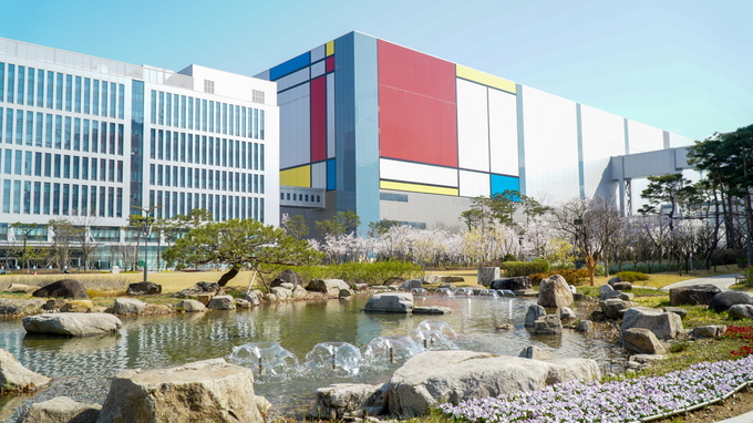 삼성전자 평택사업장 내부에 조성된 연못 모습