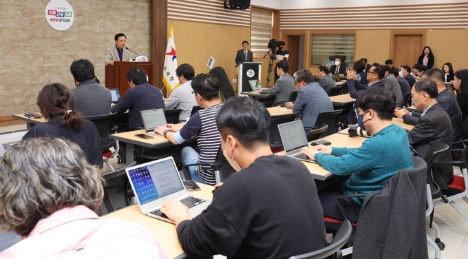 임태희 경기도교육감이 4일 오전 경기 수원시 장안구 경기도교육청 브리핑룸에서 전국연합학력평가 자료 유출 관련 긴급 기자회견을 하고 있다. (경기도교육청 제공)