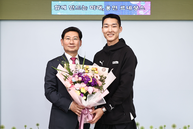 . 지난 8일 이상일 용인특례시장(왼쪽)을 만나 용인시민의 응원에 자부심을 가진다고 소감을 전한 높이뛰기 국가대표 우상혁(오른쪽) 선수