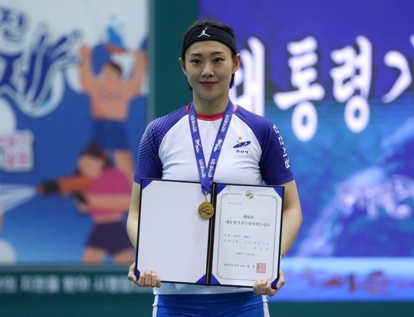 안산시청소속 매화급 김은별(여자60kg이하)선수가 매화장사에 등극했다.