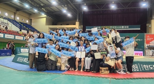 경기장을 찿아 응원해준 팬과 단체사진