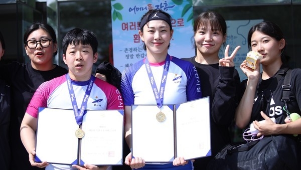 안산시청 팀 동료들과 함께 단체사진