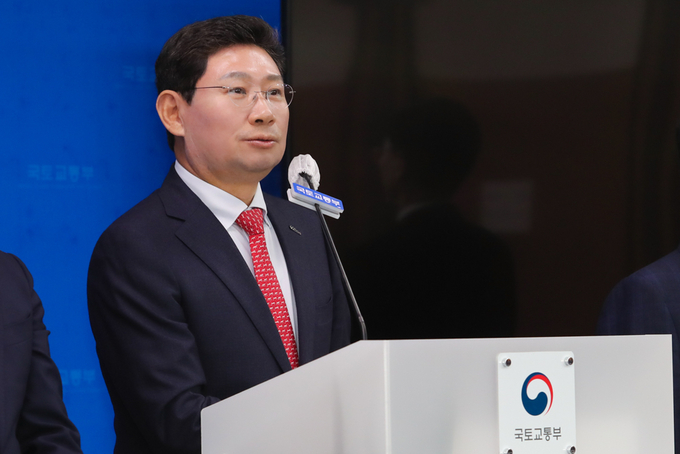  세종시 국토교통부 청사에서 공공주택지구 지정 계획이 발표된 가운데 이상일 용인특례시장이 기자들의 질의에 답변하고 있다.(2)