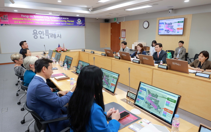 이상일 용인특례시장이 23일 미국 플로리다주 오세올라 카운티 대표단과 간담회에서 시의 L자형 반도체 벨트에 대해 설명하고 있다