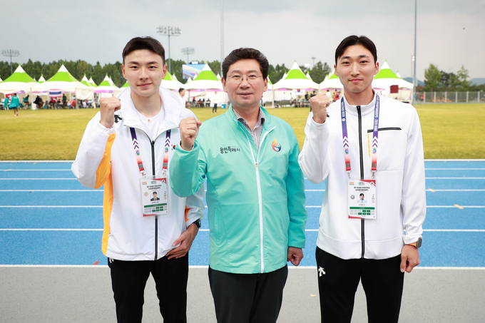 이상일 용인특례시장(가운데)이 29일 경북 구미에서 열린 '제26회 구미아시아육상경기선수권대회'에서 남자 세단뛰기 동메달을 거머쥔 유규민(오른쪽) 선수와 남자 높이뛰기 최진우 선수를 만나 격려했다.