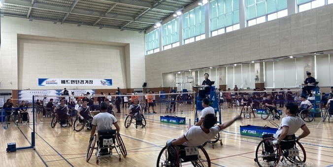 지난 15일 강원 홍천군 일원에서 폐막한 제4회 전국어울림생활체육대축전 배드민턴 4인조전서 경기도 대표 선수들이 랠리를 이어가고 있다. (사진=경기도장애인체육회)