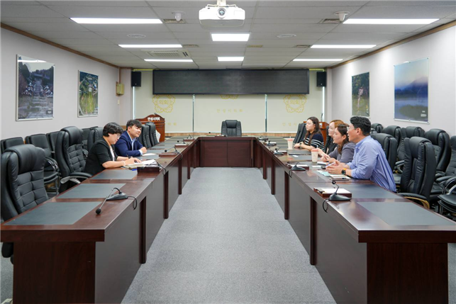  지난 8일 안성시의회 최승혁 의원과 이관실 의원이 효성해링턴 입주자 대표들과 함께 소통을 하고 있다.
