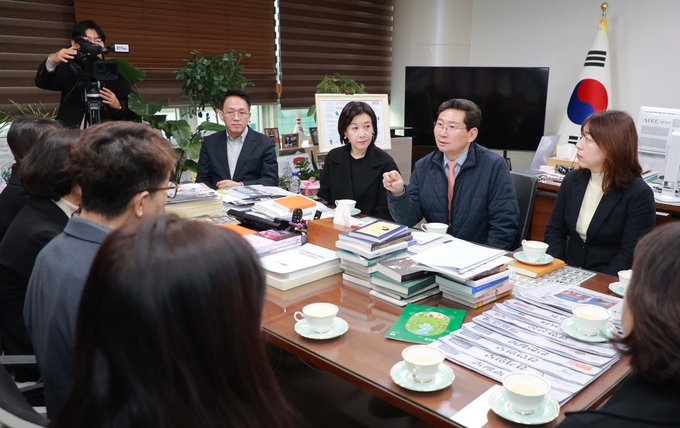 . 작년 12월 20일 이상일 용인특례시장이 시장실에서 지역 내 학부모대표_ 용인교육지원청 관계자들을 만나 교육환경 발전에 대해 논의했다.