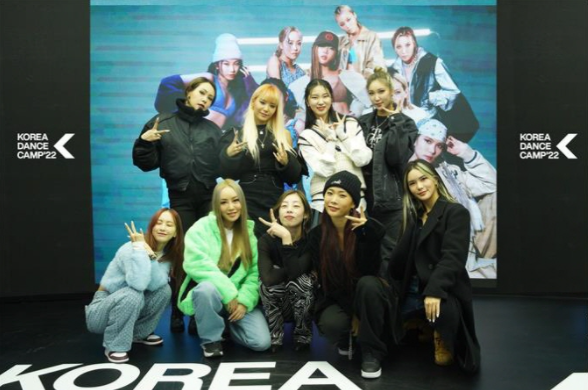 팬미팅 후 포즈를 취하고 있는 홀리뱅(HolyBang) 크루들