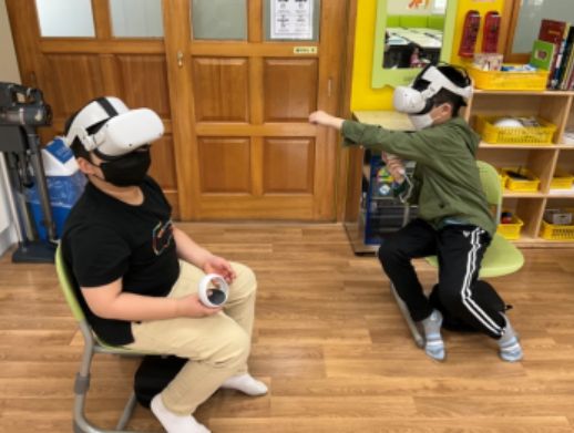 세종시 학생들이 가상현실(VR)을 기기를 착용하고 화재 대피 훈련을 체험하고 있다.