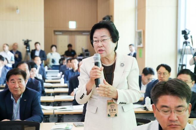 산림청장 만나 지역현안 건의하는 김경희 이천시장