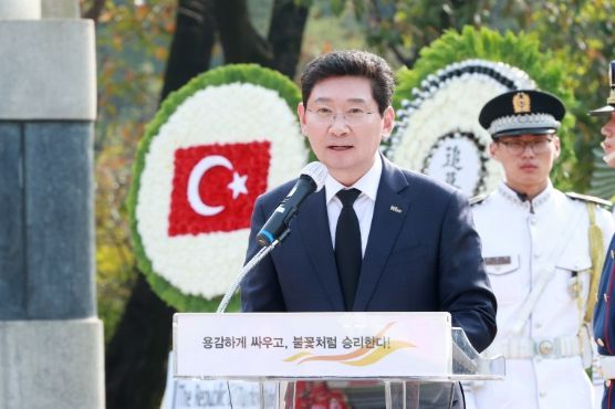 이상일 용인특례시장이 18일 기흥구 동백동 튀르키예군 참전기념비에서 열린 튀르키예군 6·25참전 73주년 기념행사에서 추도사를 하고 있다.